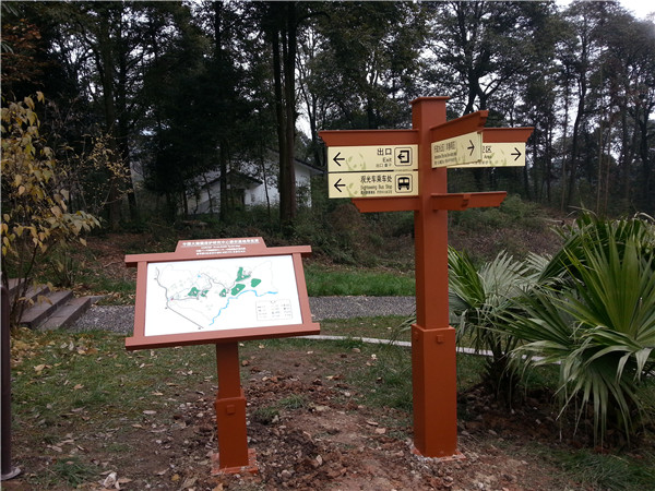 在現代大城市或一些鄉村道路上，合理的價格路標隨處可見。盡管人們在日常生活中并不太注意他們，但大多數時候他們會快速瀏覽一下，獲取他們需要的信息，然后離開。甚至一些未開化的人也樂于破壞這種公共物品。為了引起人們對導視牌的注意，我們來介紹一下導視牌的具體功能。  首先，導視牌最基本的功能是作為路標和導游卡，向來往的人們傳達各種信息，主要包括重要場所的內部結構、周圍道路和交通狀況的說明，以便人們能夠獨立、快速地找到正確的前進方向，這在高速公路或國道上是常見的。不僅如此，它還可以作為一些著名旅游景點附近建筑的文化背景介紹或名人身份介紹的載體，有利于豐富游客的文化背景知識，是一種優秀的文化宣傳手段。此外，標有“禁止”字樣的標識，如:禁止吸煙、禁止大聲喧嘩、禁止攝影等。有利于維護公共秩序，明確告知群眾哪些行為是不允許的，并對公眾產生約束作用。  其次，著名的導向標識也是美化和豐富空間環境的工具。它可以填補視覺空白，同時還可以調節和緩解公眾的視覺疲勞。一些路標將被設計得漂亮可愛，這實際上是對環境的一種點綴，使周圍的環境更加充滿活力和新鮮。眾所周知，如果你在高速公路上開很長時間，你會很累，因為周圍環境太單一。 然而，導向標識可以給司機提供一定的距離或各種各樣的當地信息，這可以使每個人的注意力暫時轉移，并很容易引起與車內乘客的話題?？偠灾瑢б暸圃谌藗兊娜粘Ｉ钪蟹浅Ｖ匾?。沒有它，人們將很難找到前進的正確方向，空間環境將不會豐富和美麗。  因此，平時人們應該愛護公共場所的導向標識，不要讓它們成為自己享樂的代價，充分發揮它們的使用價值。